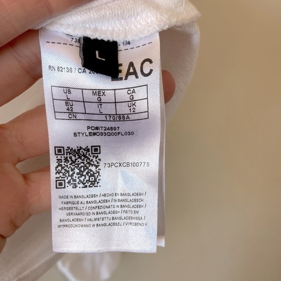 ⭐️2 FOR $20⭐️ Guess White Cropped Sweatshirt. Fits medium. - Picture 5 of 7